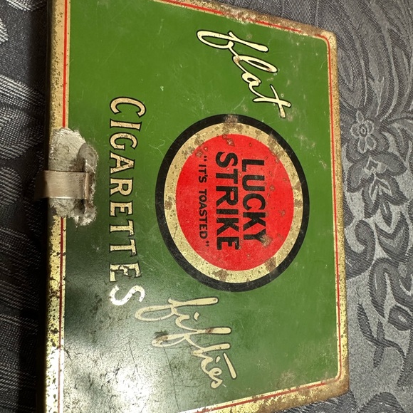 Lucky Strike Cigarette Tin - Picture 5 of 9